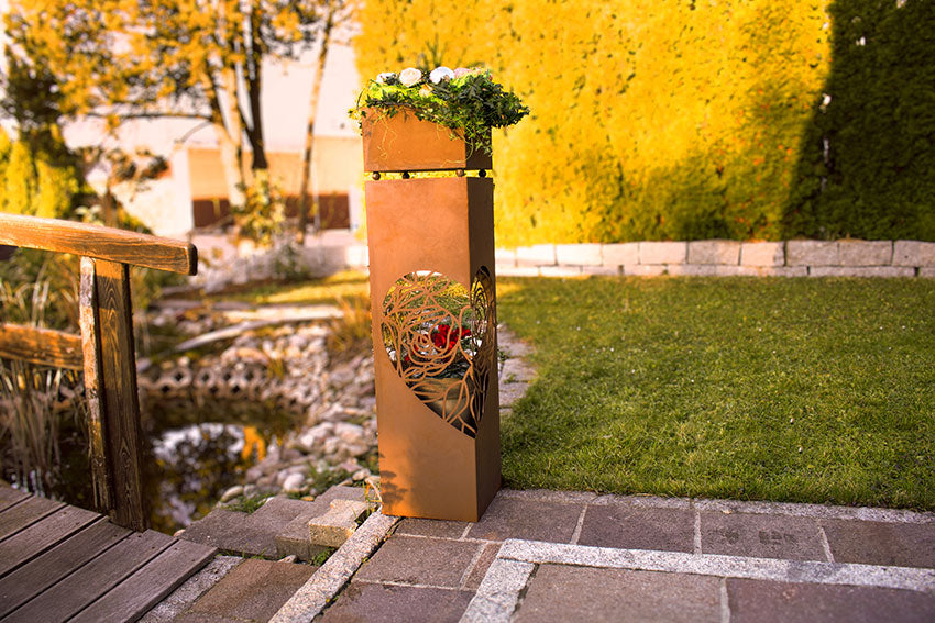 Säule Rostsäule Ranken Herz aus Metall im Edelrost Design mit Herzmotiv Dekosäule