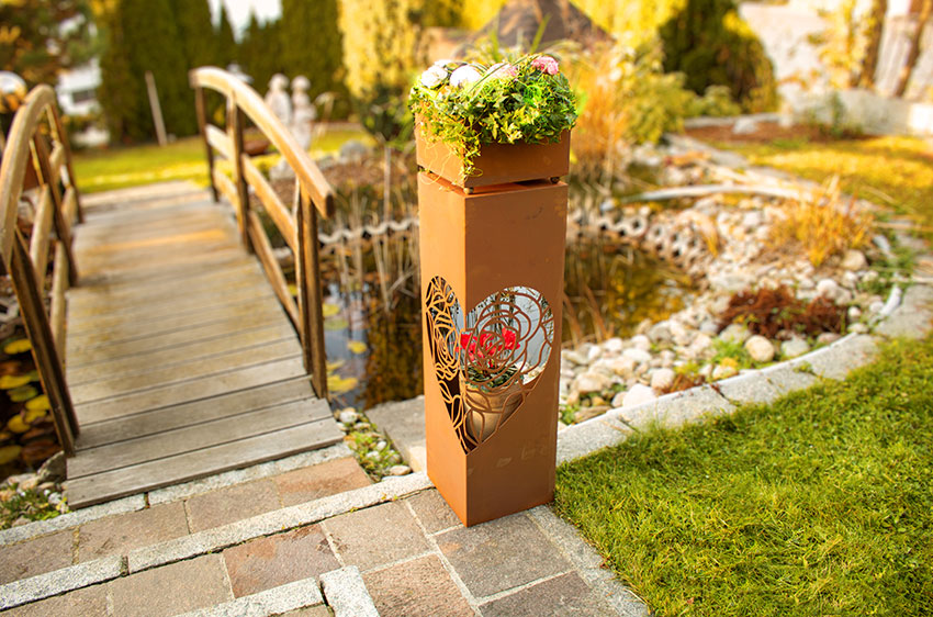 Säule Rostsäule Ranken Herz aus Metall im Edelrost Design mit Herzmotiv Dekosäule