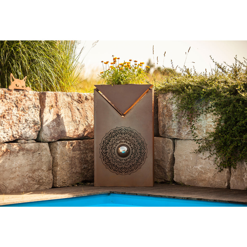 Pflanzsäule mit Mandala Motiv und Edelstahlkugel - Inklusive Dreiecks-Schale