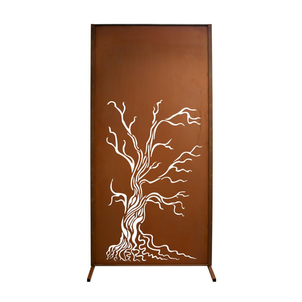 Die Sichtschutzwand zeigt ein kunstvolles Baum Motiv und ist in einem Garten platziert, um sowohl Sichtschutz als auch dekorativen Effekt zu bieten.