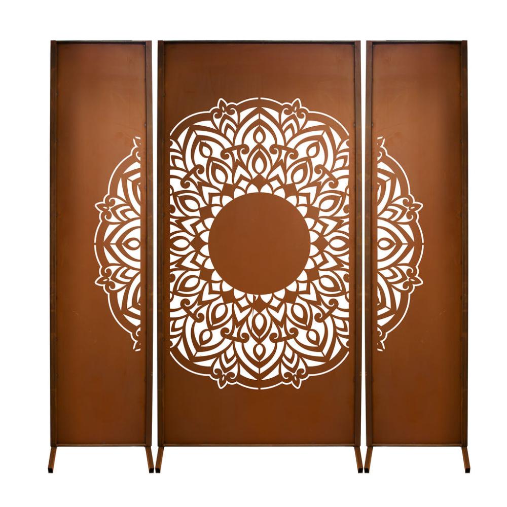 „Dreiteilige Sichtschutzwand aus Edelrost mit filigranem Mandala Motiv, ideal zur Dekoration und Abgrenzung im Garten, gefertigt aus wetterbeständigem Metall.“