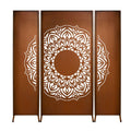 „Dreiteilige Sichtschutzwand aus Edelrost mit filigranem Mandala Motiv, ideal zur Dekoration und Abgrenzung im Garten, gefertigt aus wetterbeständigem Metall.“