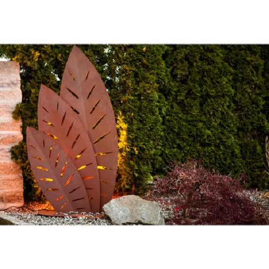 Skulptur aus Edelrost mit Palmenwedel Motiv Gartendeko Gartenfigur aus Rost