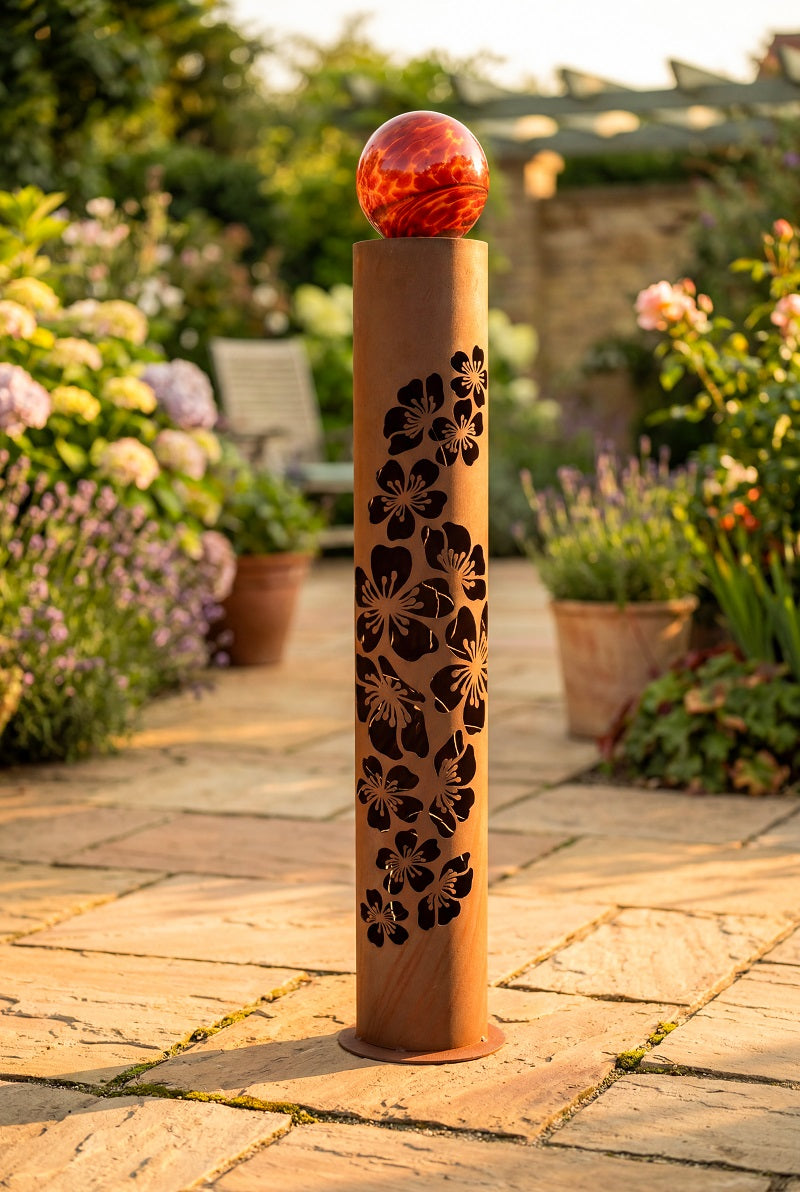 Edelrost-Säule Blossom mit Glaskugel – Gartendeko 140 cm Gartensäule